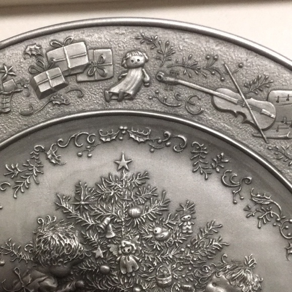 1983 Hallmark Pewter Christmas Plate - Picture 6 of 15